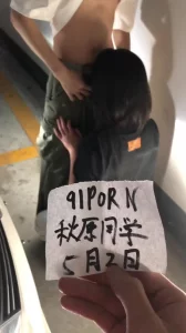 停车场3p小女友带纸条id验证自拍达人