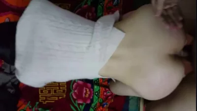 在女同事的婚床最后操她分手炮(此女可约，免费约炮：477s.top